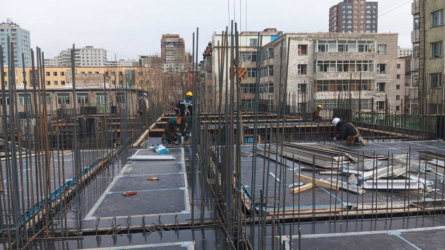 Баянгол дүүргийн 2-р хорооны 32-р байр барилгын угсралтын 2-р давхрын ажил хийгдэж байна.